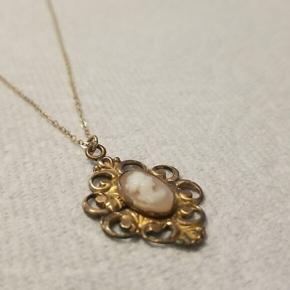 Vintage cameo pendent with 12k gold chain - Picture 3 of 13